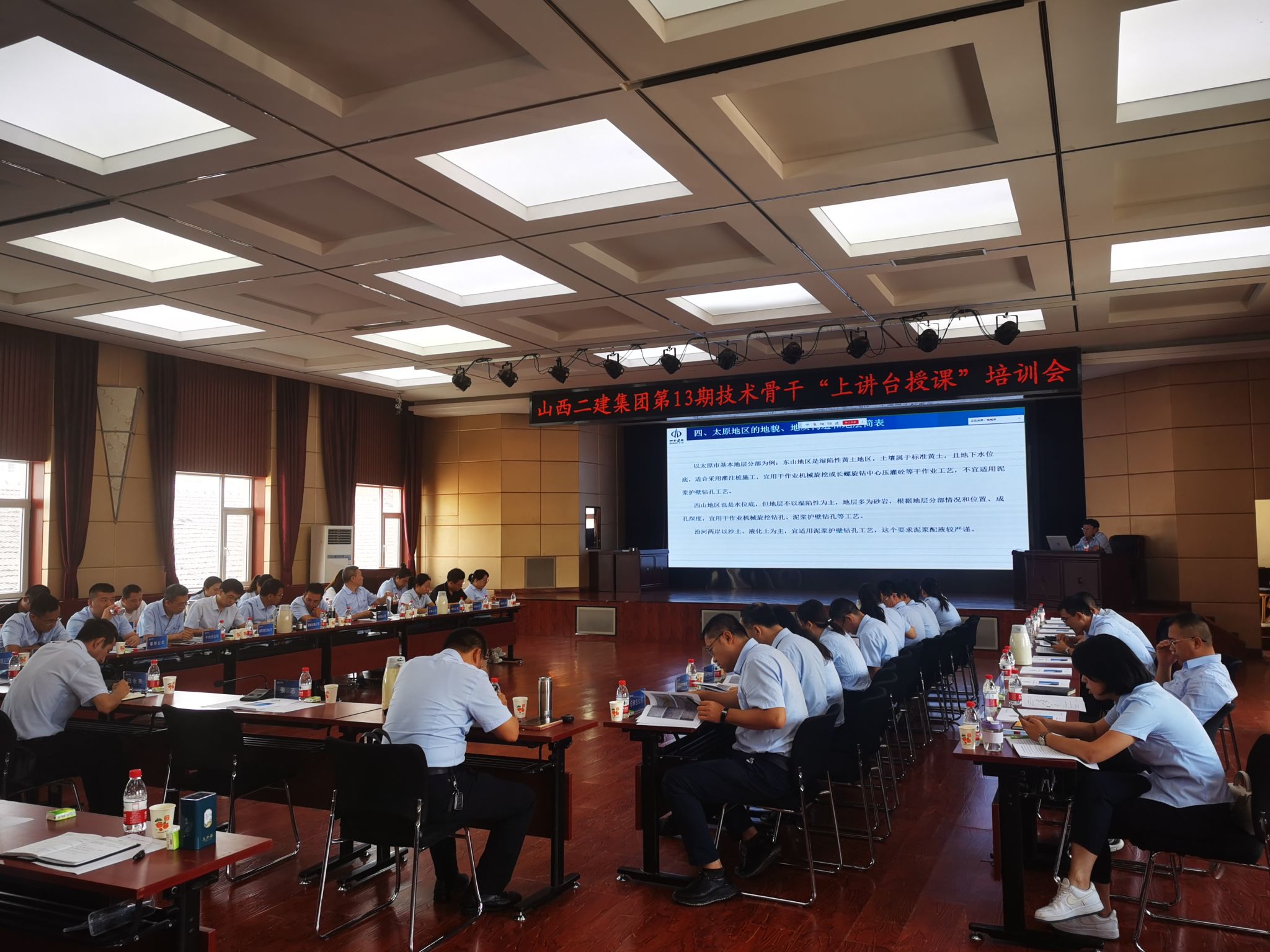 ɽ����Ͷ���������ٿ���ʮ�������������Ͻ�̨�ڿ���ѵ�߹�Ħ��