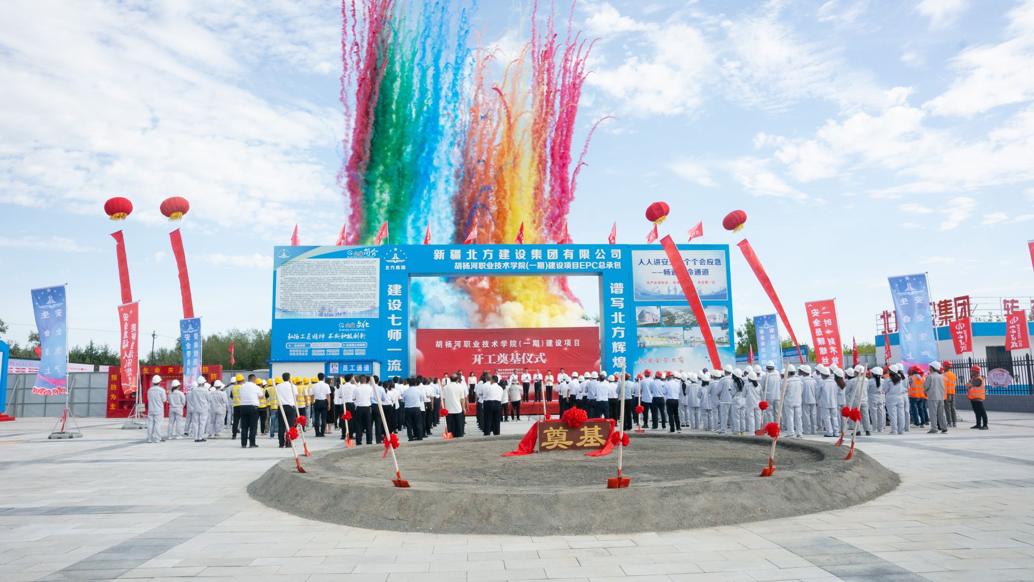 ɽ����Ͷ�ܳа���˾�н��ĺ����ְҵ����ѧԺ��һ�ڣ�������ʱ��Ŀ���е�ڨ��ʽ