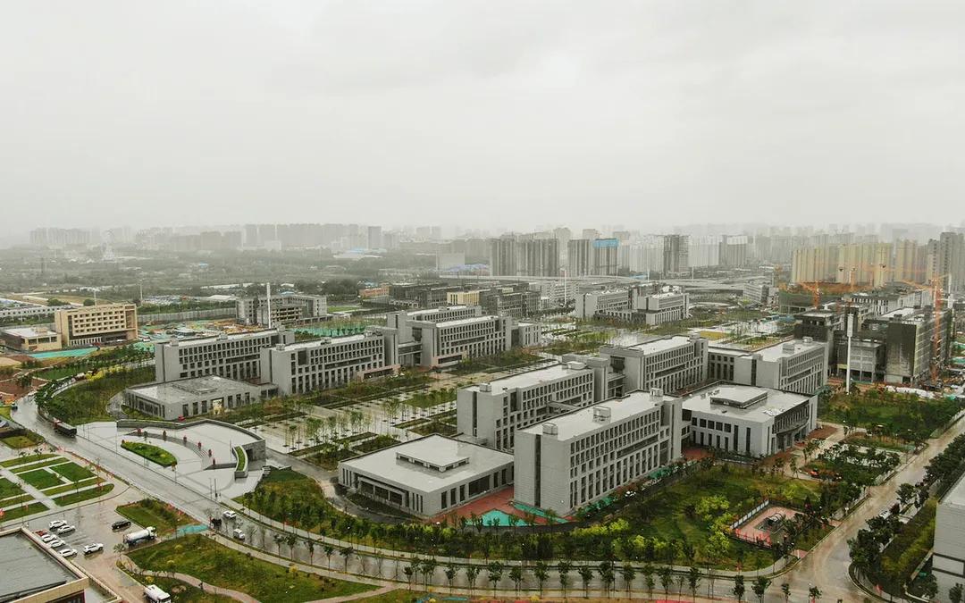 ɽ����Ͷ�ܳа�������ְҵ����ѧԺ��У����Ŀ��һ�����幤���깤��������ͨ��