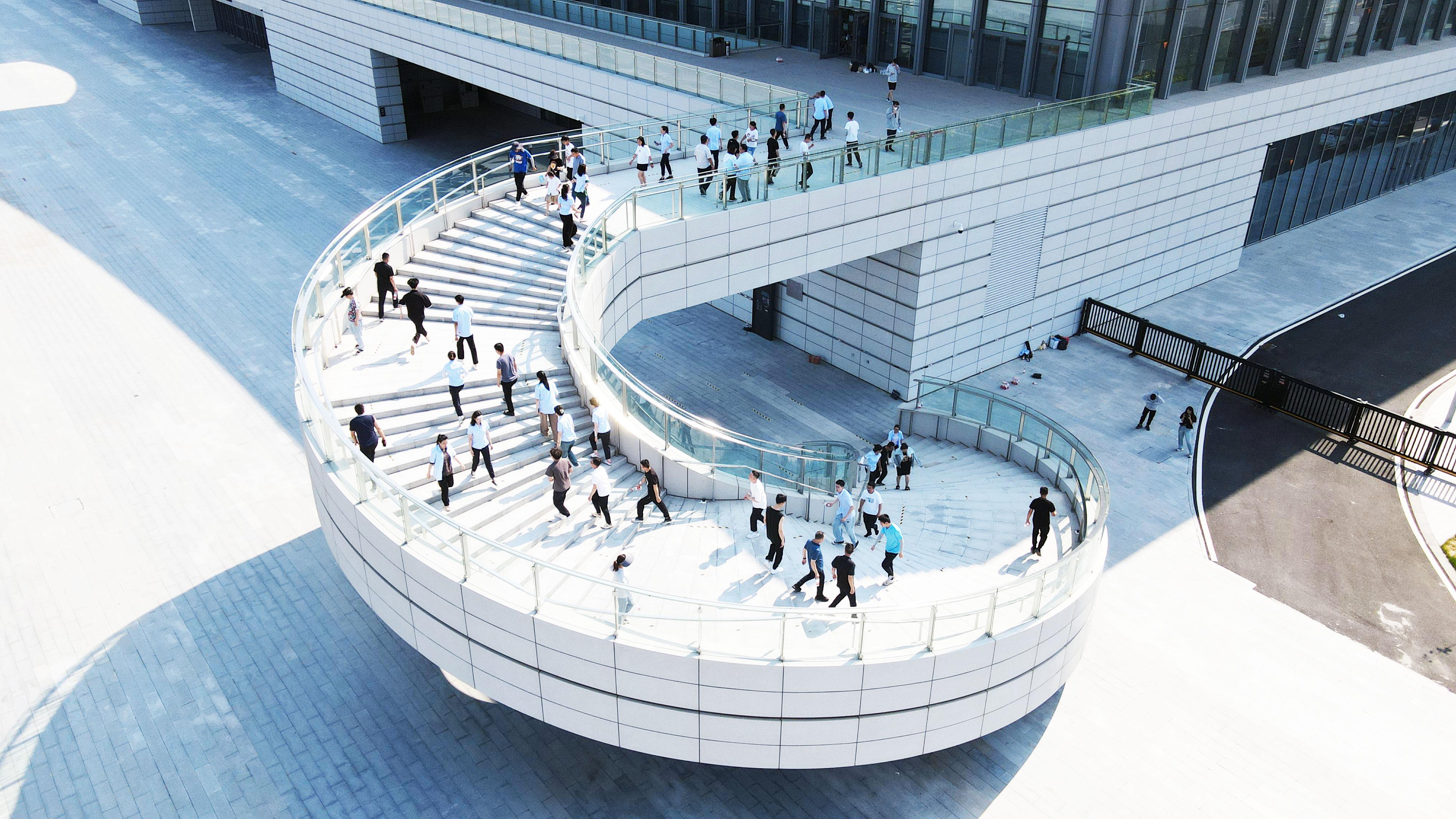 ��ӹ��ʻ�չ���������ת��¥���񶯼�������