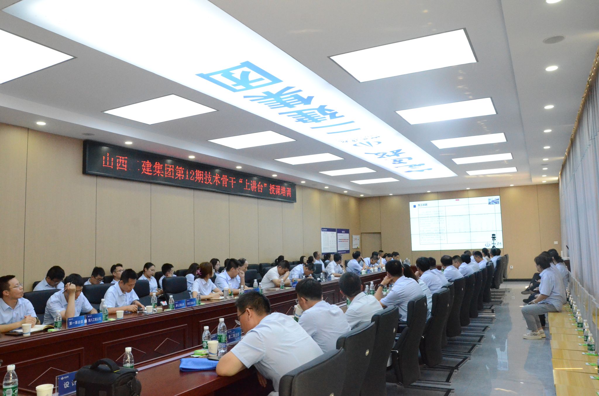 ɽ����Ͷ���������ٿ���ʮ�������������Ͻ�̨�ڿ���ѵ�߹�Ħ��