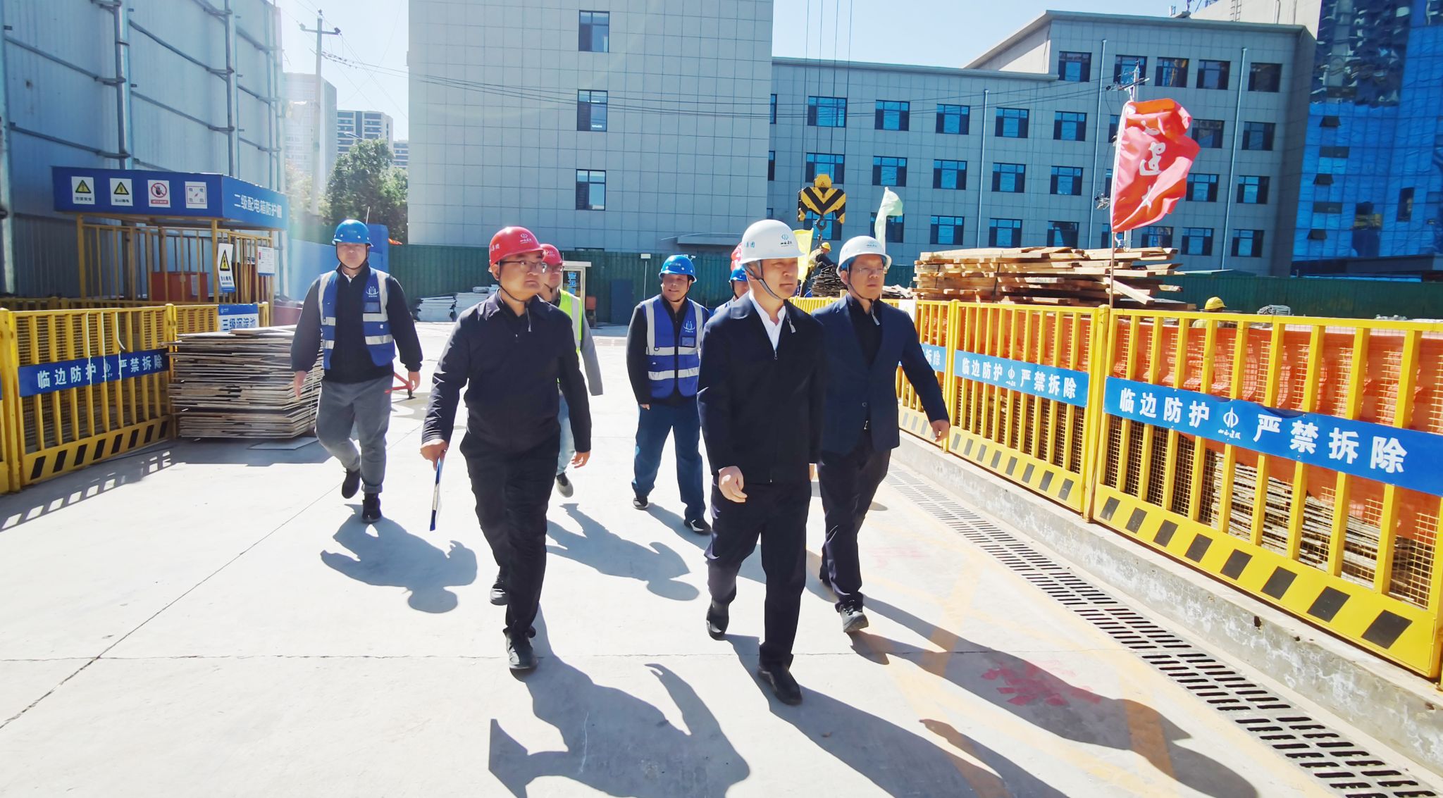 ɽ����Ͷ����������һ�߿�չ�徲����������